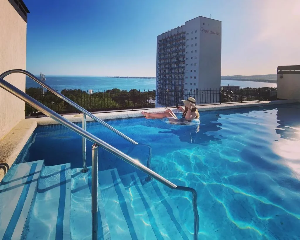 Apartments with rooftop pools